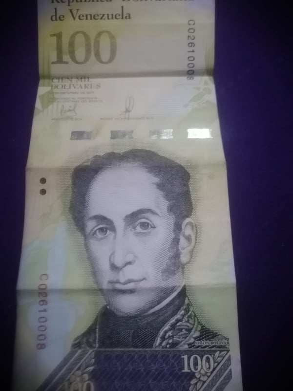 Billete de 100 bs amarillo